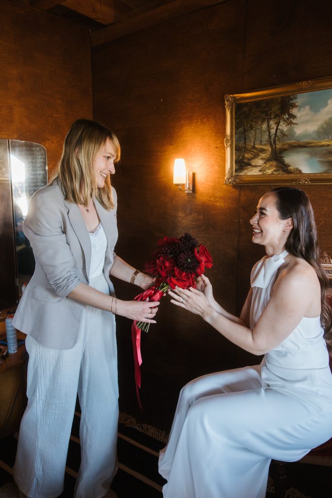 Übergabe des Brautstraußes an die Braut durch Hochzeitsplanerin Franziska Bulgrin