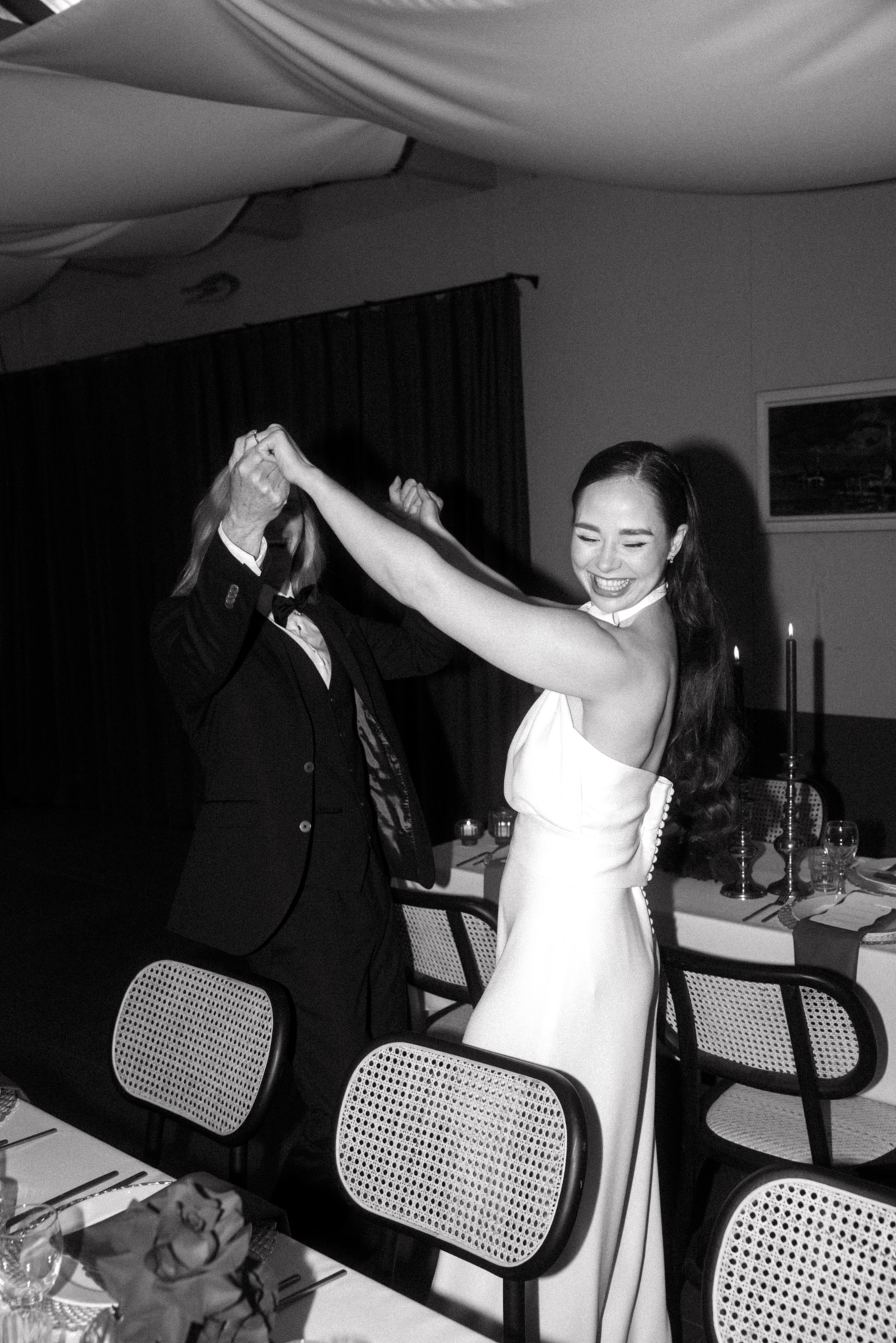 Fröhliche Brautpaarporträts bei einer Hochzeit in Berlin schwarz weiß